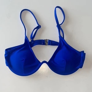 Bikinitopp  - Super fin mörkblå bikini topp i stl xs! Aldrig använd 