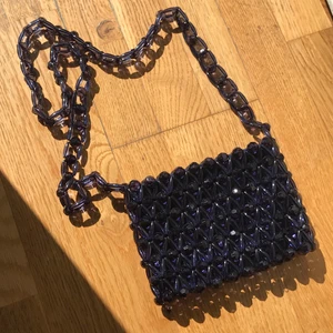 Vintage väska i pärlor - Väska i skimrande blå/lila pärlor köpt vintage 🦋