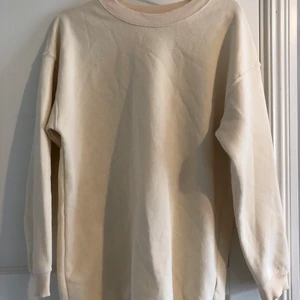 Ljusbeige oversized sweatshirt  - Jag säljer en ljusbeige oversized sweatshirt från Gina Tricot, tröjan är i storlek XS men är lite större än vanligt (oversized), den är använd få gånger och är därför i fint skick, ordinarie pris: 249kr mitt pris: 85kr (frakten ingår i priset!)