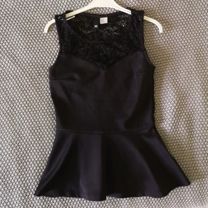Svart topp  - Festlig svart topp med spetsrygg. Knappt använd. 