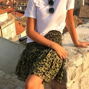 Kjol - Säljer denna underbara kjol köpt på Hm för nått år sen, använt max 3 gånger