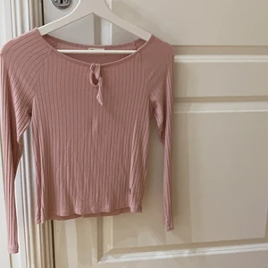 Jätte vacker rosa tröja i storleken 152 för barn och tonåringar💋 - Tröjan är i färgen rosa, tröjan är använd några gånger, tröjan är ganska stretchig, tröjan är några månader gammal, den är basic och söt ☺️ 