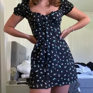 Sommarklänning - Jag säljer nu en otroligt fin sommarklänning med så fint mönster och i så skönt material. Själv har jag aldrig haft något tillfälle att använda den på än så väljer därför att sälja den istället. Den är i storlek 38 men jag brukar vanligtvis ha storlek 36, den passar mig dock bra storleksmässigt. Fri frakt. 