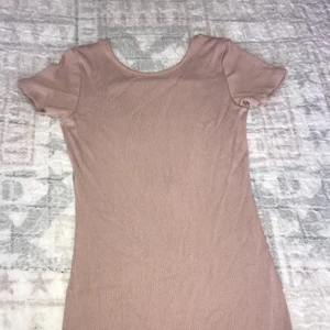 Klänning - •En fin klänning som sitter fint på kroppen, från Bikbok. •I strl Xs, som ny endast använd några gånger.            