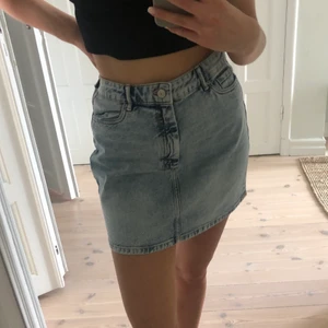 Jeanskjol - Jeanskjol i fint skick från Only i storlek M. Ljus tvätt. Kan diskutera om pris för leverans💞