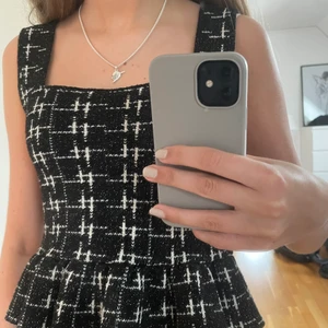 Topp  - Säljer detta linne från zara! Den är i väldigt fint skick då den bara är använd ett fåtal gånger💘 