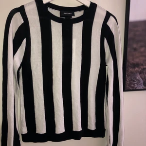 Randig stickad tröja från Monki - En cool randig tröja i storleken S, skulle dock säga att den passar lika bra till XS också🤍🖤 Den är väldigt tunn och passar perfekt nu till sommaren🌸 Aldrig använd på grund av att jag har alldeles för mycket kläder i garderoben💕 Köperen står för frakt, kan även mötas upp i Norrköping om det önskas😊