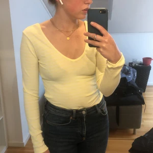 Bikbok gulvitrandig tröja - Här är en väldigt somrig och fin gulvit randig takt tröja. Sitter väldigt bra och går att klä med allt möjligt🔆🟡💛