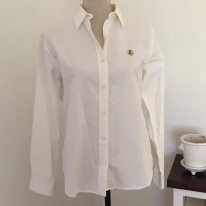 Ralph Lauren skjorta! - En jättefin Ralph Lauren skjorta vitt. Skjortan är köpt på herravdelningen och är i storlek M, men passar mig jättebra och jag är oftast en storlek S i damkläder. Den är inte formskuren utan lite mer oversized. Skjortan är knappt använd och i fint skick! Kan postas men då får du stå för frakten, eller så kan jag mötas upp i Malmötrakterna. 