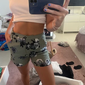 blommiga shorts! - så fina shorts, får inte användning därav bra skick💗 så bekväma ”mjukishorts” fast även snygga!