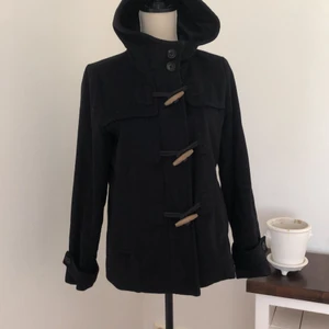 Jacka från Gap - Jättehäftig jacka ifrån GAP i storlek S. Den är använd men i fint skick :). Köptes i Milano för 1000 kr. Kan postas men då får köparen stå för frakten, annars kan jag mötas upp i malmötrakterna :)