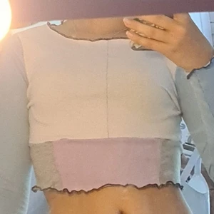 Topp  - Säler en topp från shein som är köpt här på plick men är inte riktigt bekväm o korta tröjor. Super fint skick och inga skador på tröjan. Jag har aldrig använt den bara testat❤ (sista bilden är ryggen)