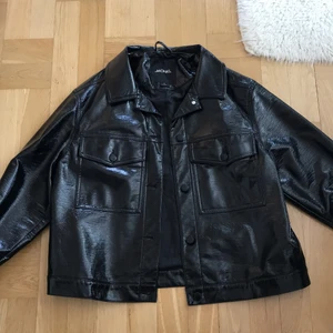 glansig jacka från monki - superfint skick! storlek M men passar XS-M beroende på hur man vill att den ska sitta.
