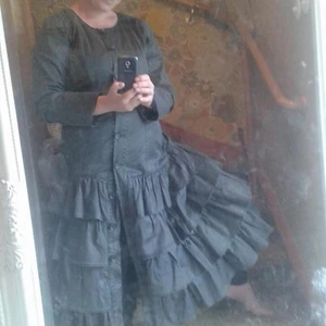 Olars Ulla kappa - Fantastisk kappa från Olars Ulla. Vaxad bomull och avtagbara volangärmar. Ny, använd ca3 ggr.  Ganska stor i storlek mer en medium än small. Kan gå ner i pris vid snabb affär.