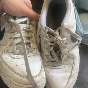 Air force 1  - Hej säljer ett par air force 1 int så använda men kanske använd 10 gånger och kan som sagt tvättas innan skickning eller mötas upp❤️❤️