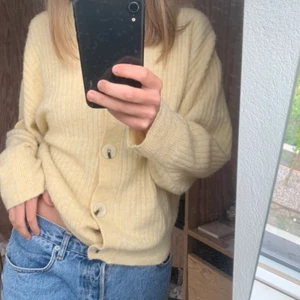 Gul tröja - Gul stickad tröja från zara. Så fin till sommaren och väldigt luftig. Bra skick inte nopprig eller så:)! Använd fåtal gånger