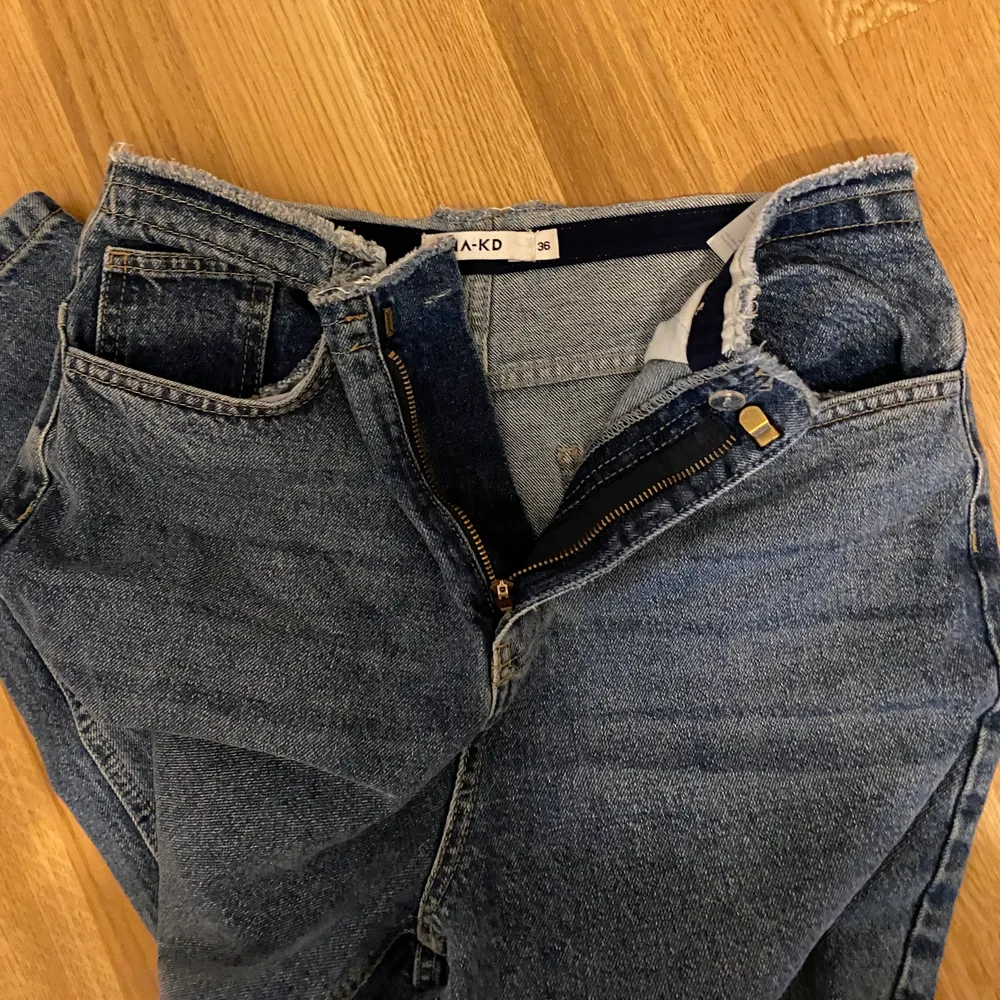 Mom jeans från Na-kd. Strl 36. Använda endast en gång.. Jeans & Byxor.