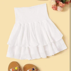 Volang kjol  - Sjukt snygg och trendig volangkjol i nyskick! Säljer då jag har för många kjolar. Kjolen är stretchig och passar mig som har XS/S men kan även passa en liten M 💞