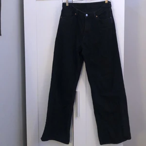Wide Jeans  - Svarta wide jeans från monki. Passar inte mig längre 