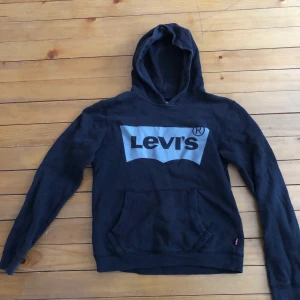 Levis huvtröja  - Svart Levis huvtröja som jag använt få tal gånger då det blev fel storlek 