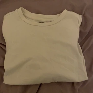 Lager 157 vit t-shirt strl. S - Ny skick, använd enstaka gång och har inga skador eller fläckar. Fin t-shirt som tyvärr inte används då den är för liten.