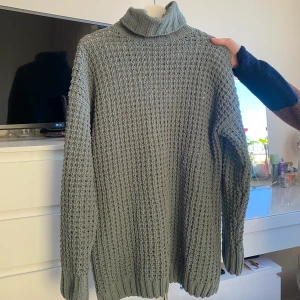 Grön stickad klänning  - Grön stickad klänning i väldigt fint skick. Kan användas som både klänning och tröja 💚