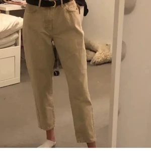 Beiga mom jeans - Mom jeans från Gina tricot. Säljer då de är för stora för mig. Jag är 174cm lång. Skickar utan skärpet.   Använd en gång. I fint skick.  Storlek: M                                                               Nypris: 500kr Säljer för 210kr Frakt: 66kr                                                                                                                      Vid frågor är det bara att skicka ett meddelande✨