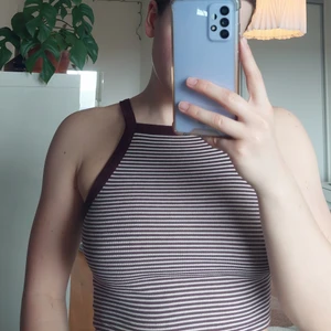 Pull&Bear Maroon Crop Top - Superfin croppad topp i ribbat material från Pull&Bear. Säljes då den inte används så mycket längre😊 Toppen är i superfint skick och i storlek S💕💕