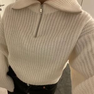 Stickad tröja med dragkedja  - Säljer denna fina stickade tröja från ginatricot då den tyvärr inte kommer till användning. Tröjan är helt slutsåld på hemsidan. Tröjan är aldrig använd och prislappen finns kvar på tröjan. Tröjan är väldigt mjuk och är inte på något sätt sticksig. 