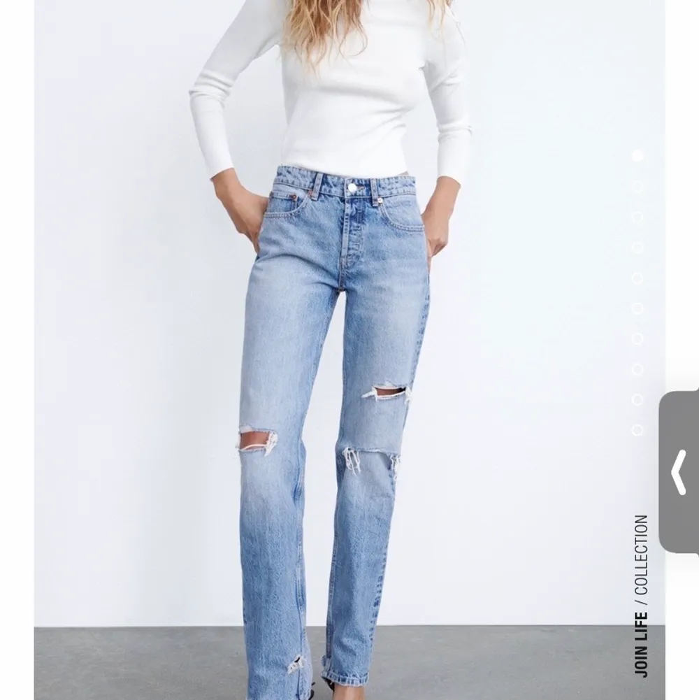 Säljer dessa jeans med slitningar från Zara! Endast testad (lappen sitter kvar), säljs för 150 kr fraktas (kunden står för frakt) eller möts upp i Stockholmsområdet. Storlek 34☺️. Jeans & Byxor.
