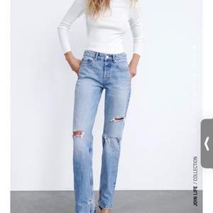Säljer dessa jeans med slitningar från Zara! Endast testad (lappen sitter kvar), säljs för 150 kr fraktas (kunden står för frakt) eller möts upp i Stockholmsområdet. Storlek 34☺️