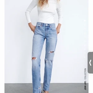Zara jeans - Säljer dessa jeans med slitningar från Zara! Endast testad (lappen sitter kvar), säljs för 150 kr fraktas (kunden står för frakt) eller möts upp i Stockholmsområdet. Storlek 34☺️
