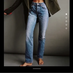 Zara mid rise straight  - Helt slutsålda zara jeans i storlek 34! Använda endast 1 gång så de är som nya! Köparen står för frakt!☺️