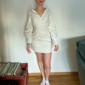 Vit studentklänning från NA-KD  - Vit sommar/studentklänning från NA-KD Perfekt för årets student eller varma kvällar. Luftigt skjortmaterial. Storlek 36