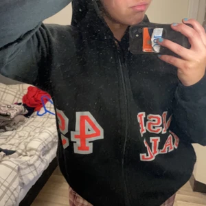 Zip up hoddie - Svart zip up hoddie med tryck ”baseball 49” vet ej vart den är köpt.. skulle säga att det är en storlek L! Använd några gånger men bra skick och mjuk att ha på sig! Köparen står för frakten! 