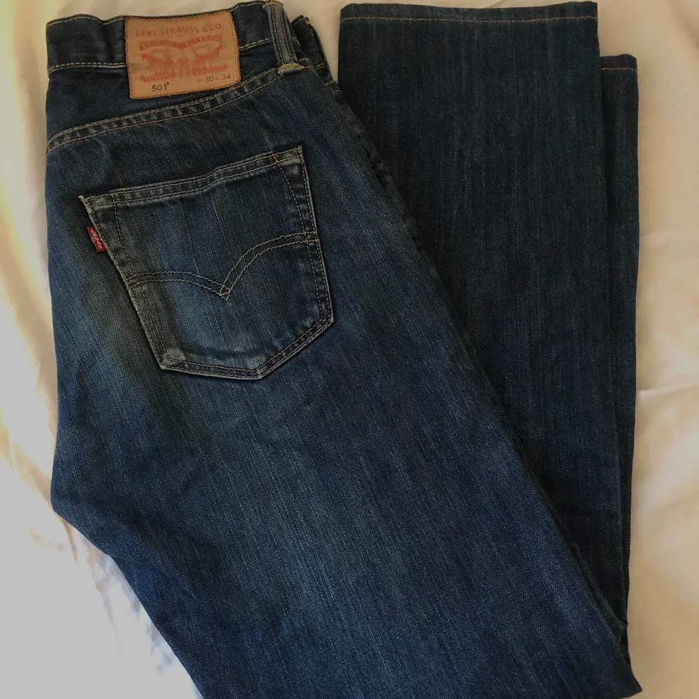 Mörkblå lågmidjade Levi’s jeans i modell 501. Köpta second hand men ser i stort sett ut som nya! Kan mötas i Stockholm 💓. Jeans & Byxor.