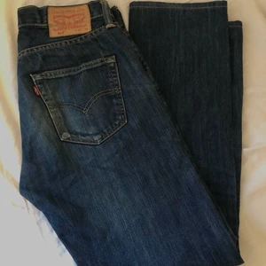 Lågmidjade jeans - Mörkblå lågmidjade Levi’s jeans i modell 501. Köpta second hand men ser i stort sett ut som nya! Kan mötas i Stockholm 💓