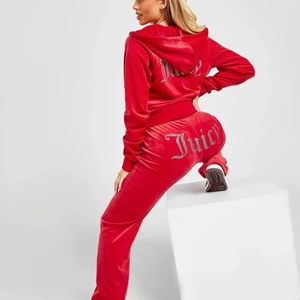 Juciy Couture  - Röda Juciy Couture diamante, använda fåtal gånger. Jag är 170 och har s i dom och dom är lite stora i midjan och i benen. Men skulle säga att dom passar xs & m med. Jag har xs i mina andra juciy byxor. Säljer pga dom inte kommer till användning längre. ( PRIS KAN ALLTID DISKUTERAS)