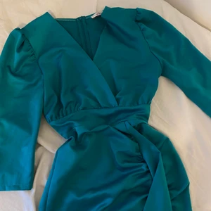 Klänning  - Klänningen är strl s . Jag har använt den ett par gånger . 