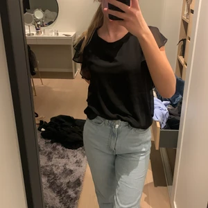 Zara blus - Svart blus med volangärmar, köpt på Zara. Aldrig använd!
