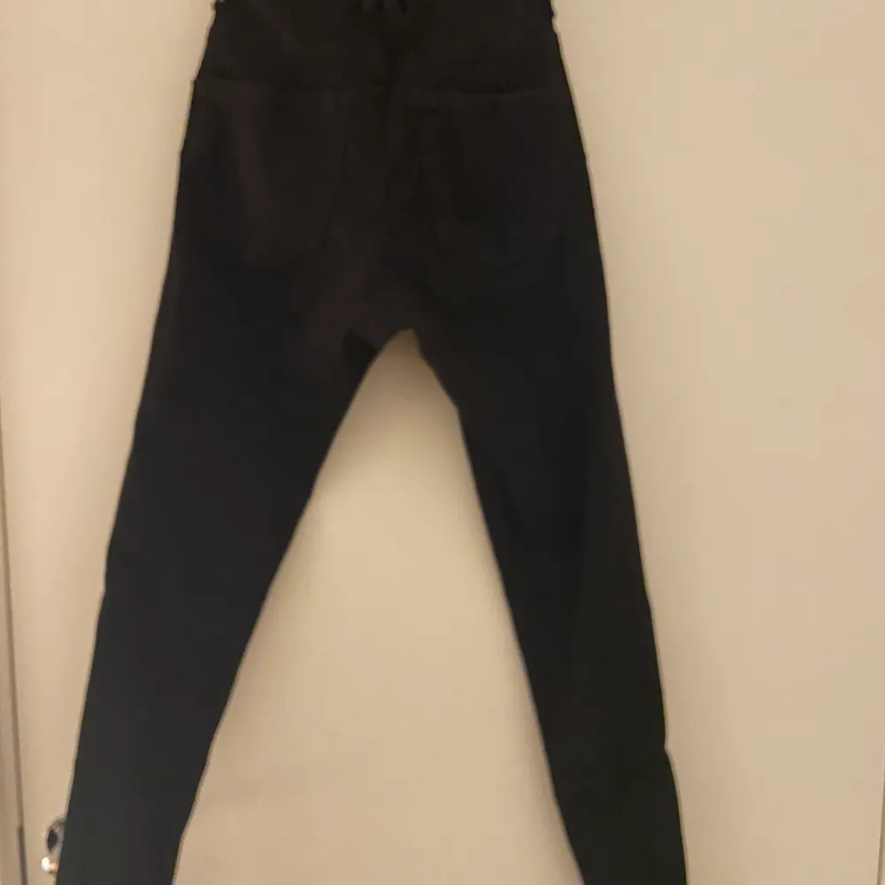 Svarta jeans från asos. Denim i storlek 36. Low Rise & Push Up. Använda typ 2 gånger jättebra skick. . Jeans & Byxor.