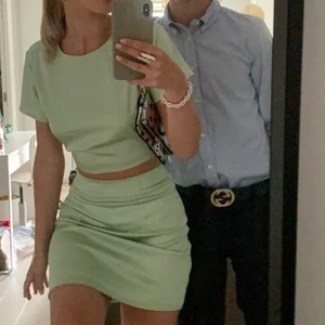 Mintgrönt set - Tvådelat set i mintgrön färg. Satin material. Använd en dag så väldigt bra skick😍