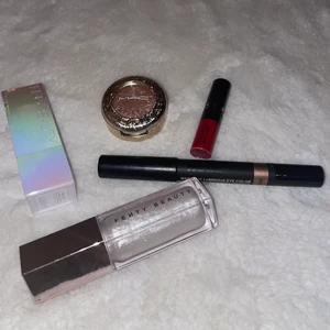 Sminpaket - Ett jättefint sminkpaket med dyra märken från sephora. Går att köp produkterna för sig eller ihop!!🤗                         💗- Huda beauty glitterläppstift (swatschat på handen) 75kr.                                                                                       💗- Fenty beauty diamond milk läppglans (testat) 150kr.        💗- Mac limited edition ögonskugga (swatchad) 85kr.          💗- Nudesticks bronzig ögonskugga (swatchad) 50kr.           💗- Mini Sephora liquid lipstick (oanvänd) 20kr.