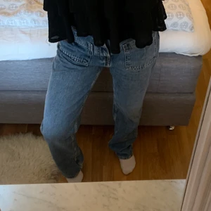 Zara jeans - Använda 1 gång, raka zara jeans med stora fickor framtill. 