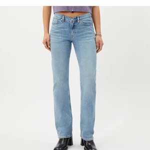 Weekday jeans - Säljer mina jättefina weekday jeans som jag köpte för 500kr. Knappt använda och säljer pågrund av att dom aldrig kommer till användning💕 (Frakt tillkommer) sista bilden är en när jag har på mig dom och jag är 161-163