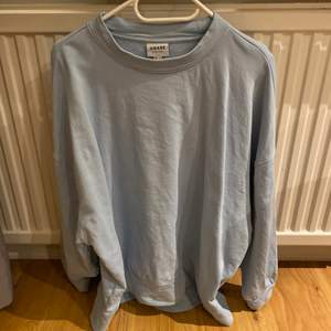 Blå oversize sweatshirt köpt på veromoda för 499. Säljer för 200💕 skriv om ni har frågor eller funderingar 😊