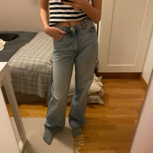 Yoko jeans - Ännu ett par Yoko jeans säljes, då det inte används. Dessa är lite mer ”baggy” i modellen skulle jag säga 🥰 jeansen i säg är i super skick men längs ner är de lite slitna