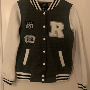 Versity jacka - En riktigt skön jacka till våren! Säljer pågrund av att den är för liten för mig, storleken är M/L (vill du att den ska sitta lite tajtare=perfekt) vill du att den ska sitta lite lösare så passar denna en XS/S😇 Helt oanvänd och köpt på Plick !