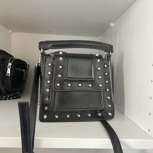 Zara väska  - Säjer denna coola väska från Zara! Snygg och smidig som går att använda som handväska men går även att ha som crossoverbag. Fint skick med ett innerfack, säljs för 250 kr (diskuterbart)🤍 Kan mötas upp i Stockholmsområdet, annars frakta (kund står för frakt)
