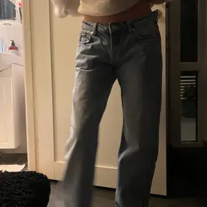 Super snygga populära jeans som sitter så bra på. Tyvärr är de små för mig, W 26, L 30 